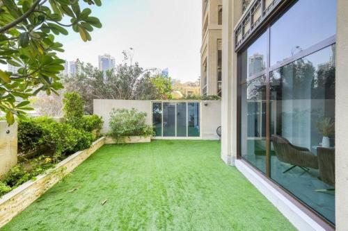 Downtown Beautiful 1 Bed with outdoor garden - image 8