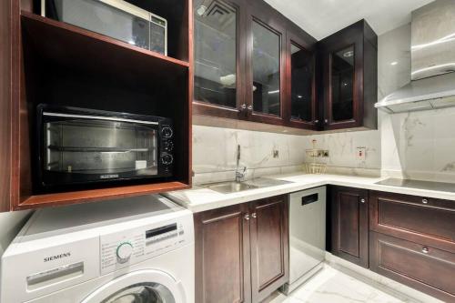Downtown Beautiful 1 Bed with outdoor garden - image 11