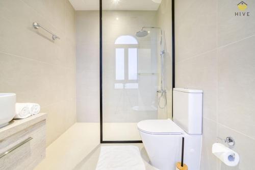 Stunning 4 bed villa in Canal Cove - image 3