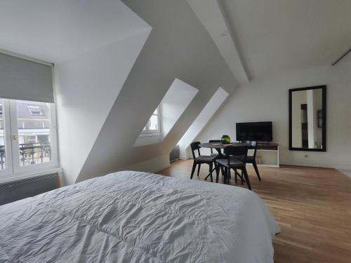 Paris Apartment Near Arc de Triomphe and Shopping - image 9