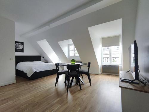 Paris Apartment Near Arc de Triomphe and Shopping - image 7