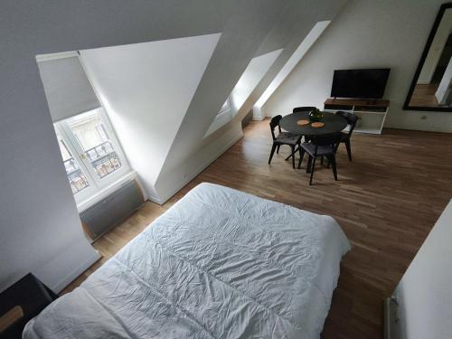Paris Apartment Near Arc de Triomphe and Shopping - image 10
