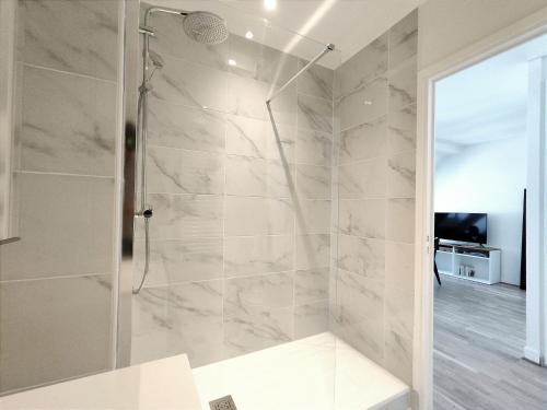Paris Apartment Near Arc de Triomphe and Shopping - image 4