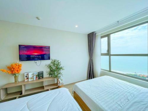 Three-Bedroom Apartment with Ocean View image 6