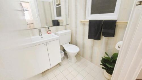 Cozy Corner M106 Studio Apartment near Kings Park - image 2