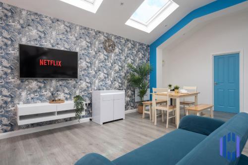 Santorini Blues by CEFAS - Free Parking - Bungalow - Near Airport gîte à louer Cholton High School M21 7 Nell Lane MANCHESTER