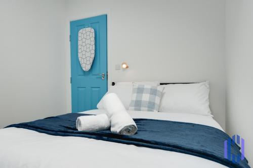 Santorini Blues by CEFAS - Free Parking - Bungalow - Near Airport, Manchester (fotografie 4)