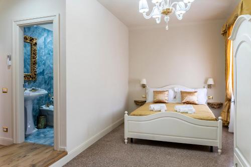 Superior Double Room image 10