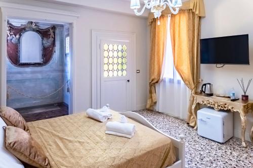 Deluxe Double Room with Balcony image 10
