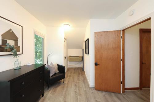 Cozy Mountain Retreat * Dog Friendly in Lyndhurst, USA