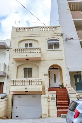 Spacious 4BR Terraced House with Rooftop Access by 360 Estates