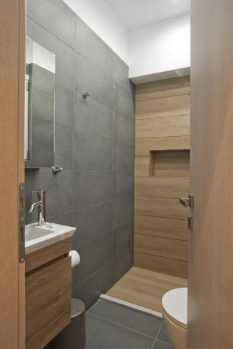 Athenian Escape 2BR 2BA Stylish Fully Reno Apt - image 2
