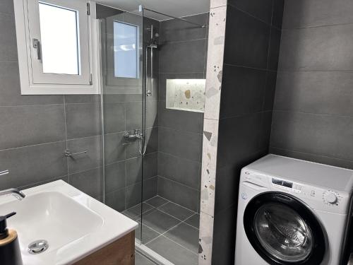 Athenian Escape 2BR 2BA Stylish Fully Reno Apt - image 3