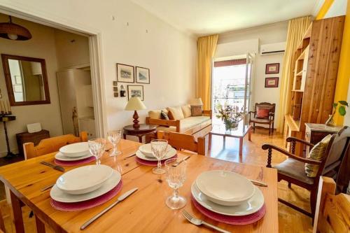 Bright Top-Floor Apartment - 2 Terraces - Αbove metro, Ateny