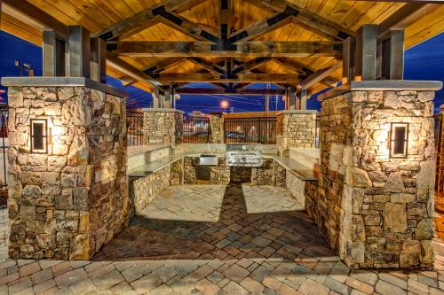 Black Fox Lodge Pigeon Forge Tapestry Collection by Hilton - image 36