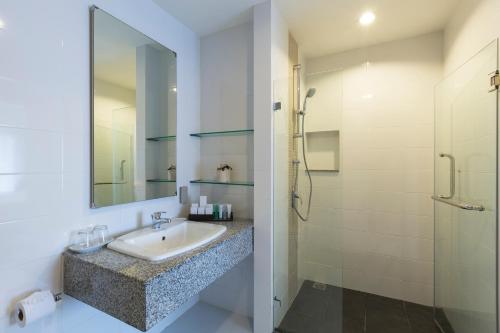Bathroom, Kantary 304 Hotel and Serviced Apartments (SHA Extra Plus) in Prachinburi