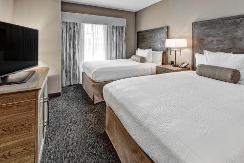 Junior Suite with Two Queen Beds image 3