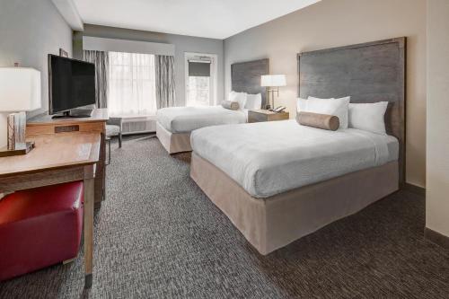 Queen Room with Two Queen Beds, Balcony and River View image 2