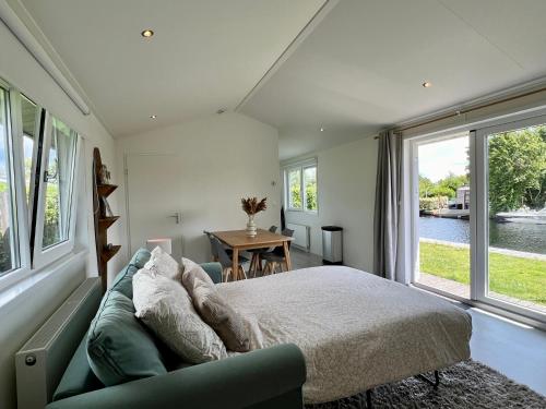 NEW - The Surf Shack - on a lake near Amsterdam! in Baambrugse Zuwe