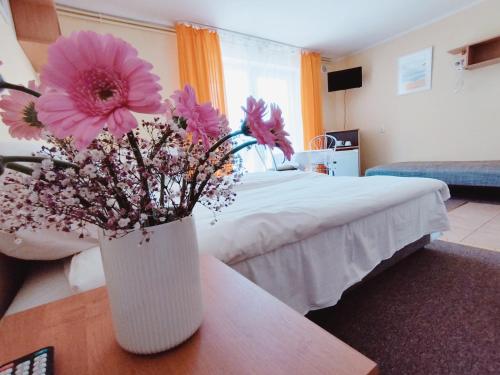 1 double bed, 1 twin bed