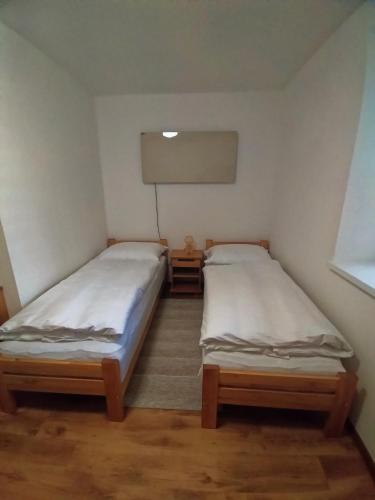 2 twin beds