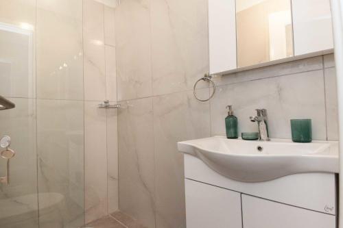 Fresh Exarcheia Studio with Balcony & Style - image 2