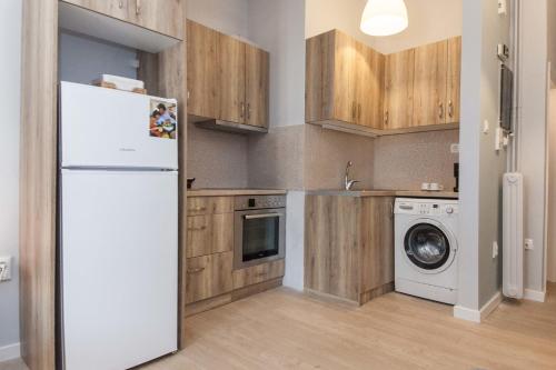 Fresh Exarcheia Studio with Balcony & Style - image 9