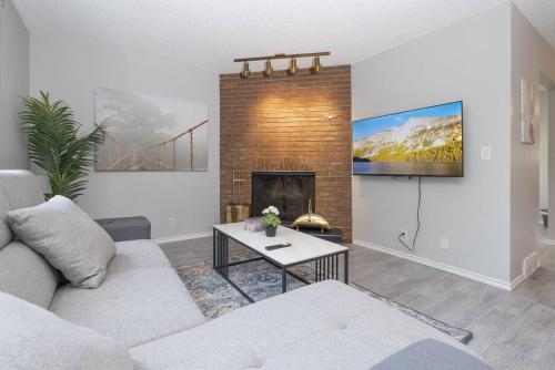 Charming 7BR Home for up to 16 sleeps in Calgary, Canada