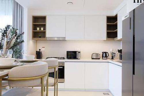 Stunning 2 Bed in Downtown Views - image 3