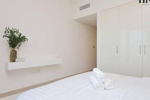 Stunning 2 Bed in Downtown Views - image 7