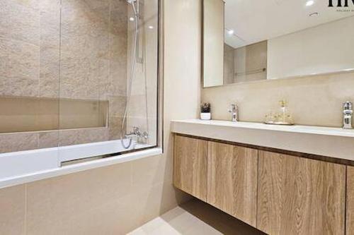 Stunning 2 Bed in Downtown Views - image 13