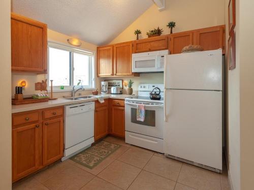 Sealodge E10-oceanfront and updated top floor perfect for honeymoon - image 9