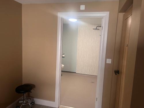 ฝักบัว, Tumbledown Hotel in ชรีส์บูรี