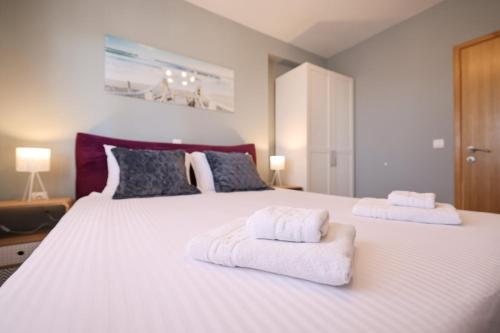 One-Bedroom Apartment room in CROWONDER Sunset Apartments with Amazing View!!!