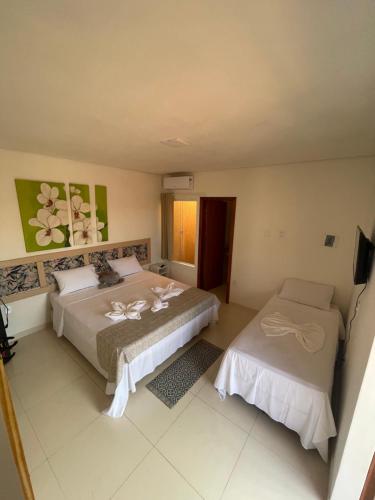 1 queen bed, 1 twin bed