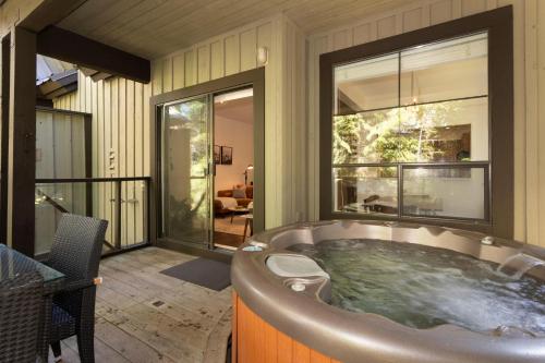 Crystal Ridge 13 | Designer Gem, Walk/Bus to Skiing, Private Hot Tub & Garage, Boot Heaters in Whistler, Canada