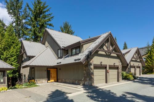 Crystal Ridge 13 | Designer Gem, Walk/Bus to Skiing, Private Hot Tub & Garage, Boot Heaters in Whistler, Canada