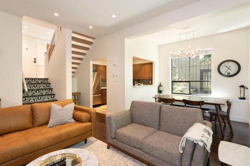 Crystal Ridge 13 | Designer Gem, Walk/Bus to Skiing, Private Hot Tub & Garage, Boot Heaters in Whistler, Canada