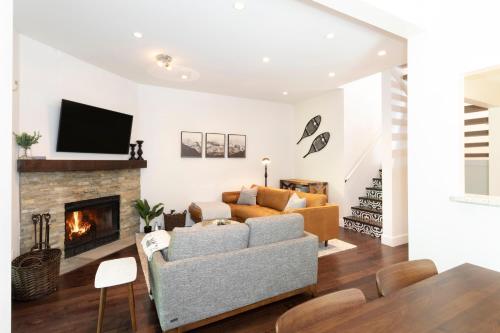 Crystal Ridge 13 | Designer Gem, Walk/Bus to Skiing, Private Hot Tub & Garage, Boot Heaters in Whistler, Canada