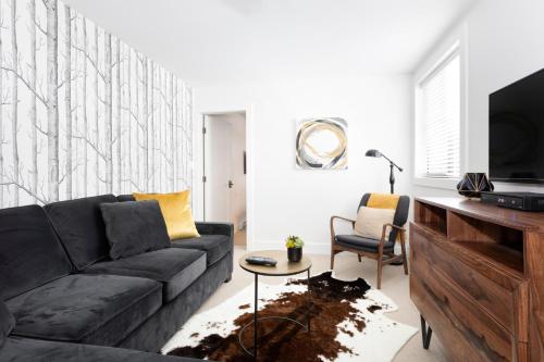 Crystal Ridge 13 | Designer Gem, Walk/Bus to Skiing, Private Hot Tub & Garage, Boot Heaters in Whistler, Canada