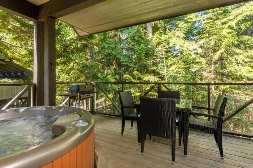 Crystal Ridge 13 | Designer Gem, Walk/Bus to Skiing, Private Hot Tub & Garage, Boot Heaters in Whistler, Canada