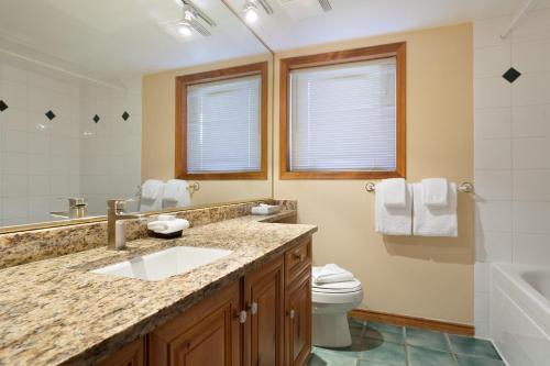 Painted Cliff 28 | Ski-In-Ski-Out Townhouse on Blackcomb w/ Hot Tub, Fireplace, Parking in Whistler, Canada