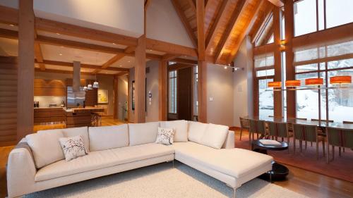 Kadenwood 2951 - Guest Favorite Luxury Ski Chalet with Jacuzzi, Heated Pool & Cinema in Whistler, Canada