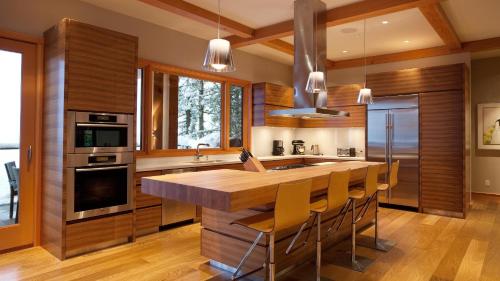 Kadenwood 2951 - Guest Favorite Luxury Ski Chalet with Jacuzzi, Heated Pool & Cinema in Whistler, Canada