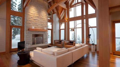 Kadenwood 2951 - Guest Favorite Luxury Ski Chalet with Jacuzzi, Heated Pool & Cinema in Whistler, Canada