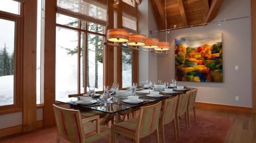 Kadenwood 2951 - Guest Favorite Luxury Ski Chalet with Jacuzzi, Heated Pool & Cinema in Whistler, Canada