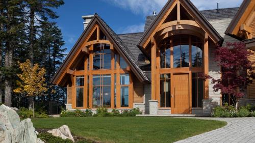 Kadenwood 2951 - Guest Favorite Luxury Ski Chalet with Jacuzzi, Heated Pool & Cinema in Whistler, Canada