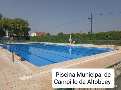 Peldbaseins, La Antigua, casa céntrica, amplio patio, piscina y barbacoa (La Antigua, casa centrica, amplio patio, piscina y barbacoa) in Campillo de Altobuey