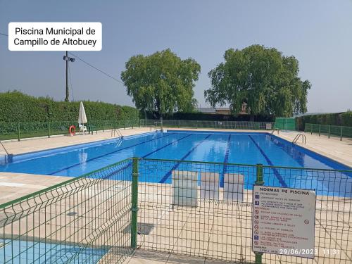 Peldbaseins, La Antigua, casa céntrica, amplio patio, piscina y barbacoa (La Antigua, casa centrica, amplio patio, piscina y barbacoa) in Campillo de Altobuey