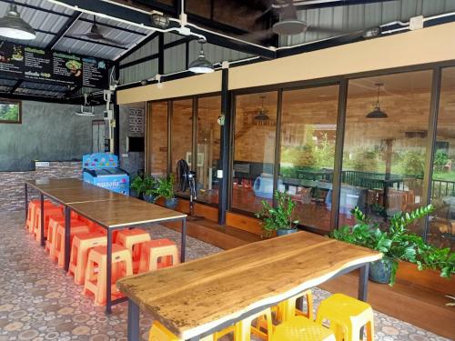 Kitchen, Khumkatang Resort & Restaurant in Ao Por